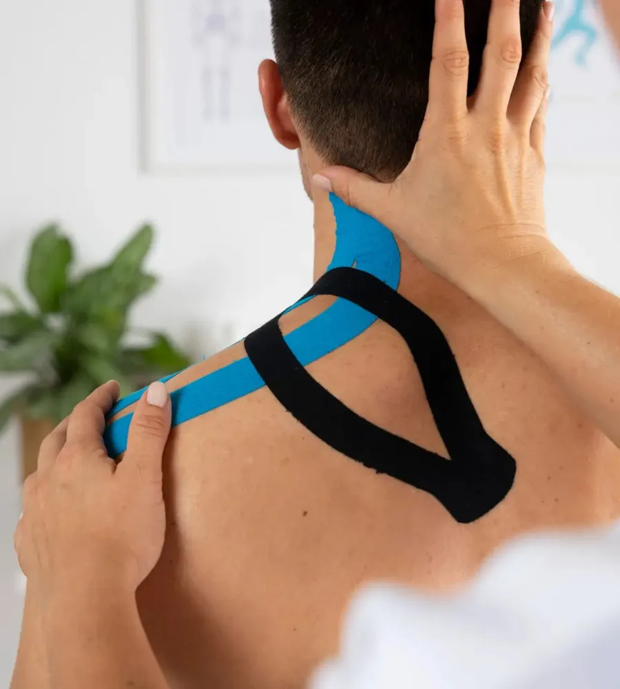 Kinesiotape an Nacken und Schulter wird angelegt