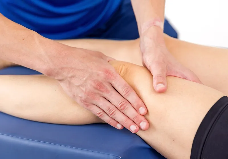 Manuelle Lymphdrainage am Bein