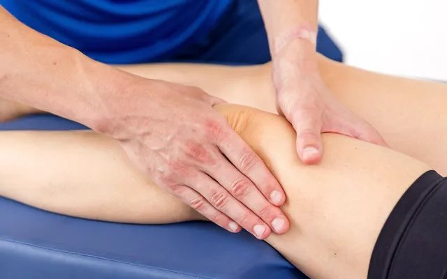 Manuelle Lymphdrainage am Bein