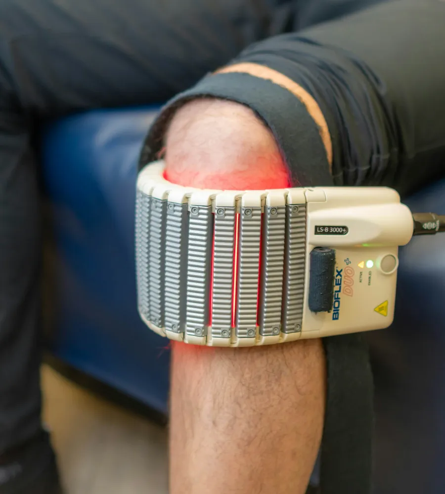 Elektrotherapie-Gerät am Knie