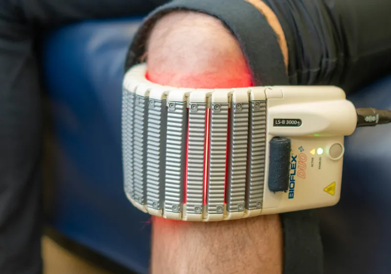 Elektrotherapie-Gerät am Knie