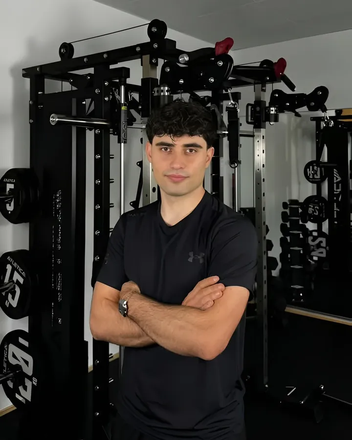 Timir Khadzhimuradov, Physiotherapeut, im Trainingsraum seiner Praxis in Bregenz