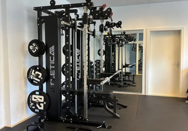Trainingsraum der Praxis körperlich mit Rack und Hantelscheiben