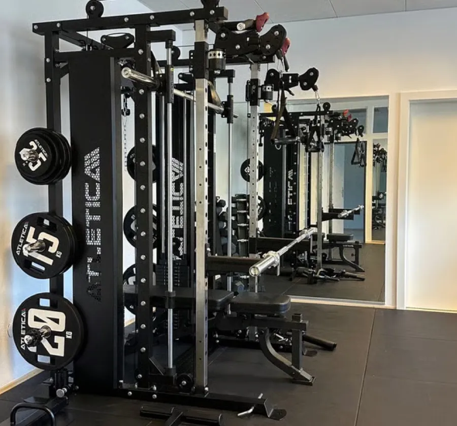Trainingsraum der Praxis körperlich mit Rack und Hantelscheiben