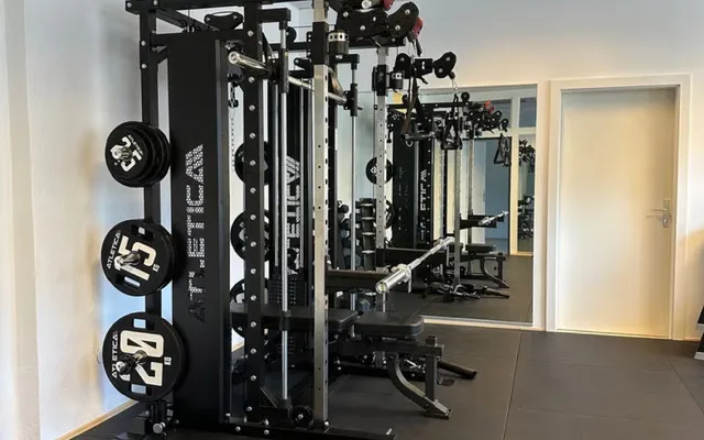 Trainingsraum der Praxis körperlich mit Rack und Hantelscheiben